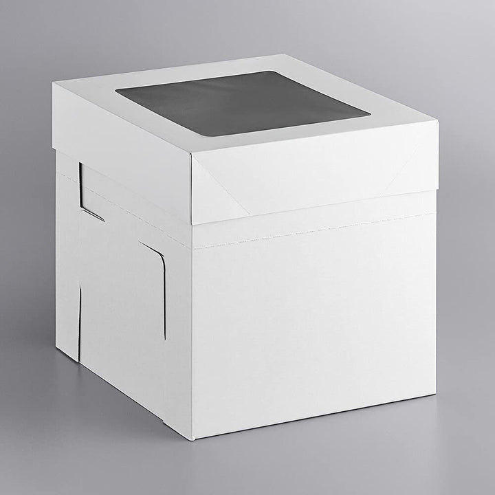 Caja blanca alta con ventana