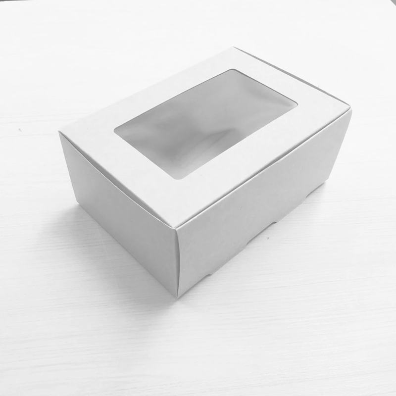 Caja blanca con ventana