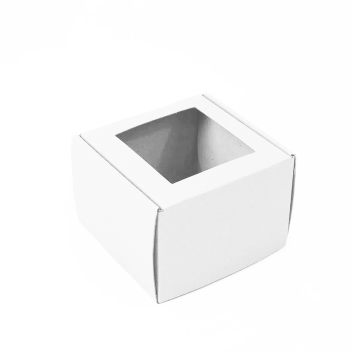 Caja blanca con ventana