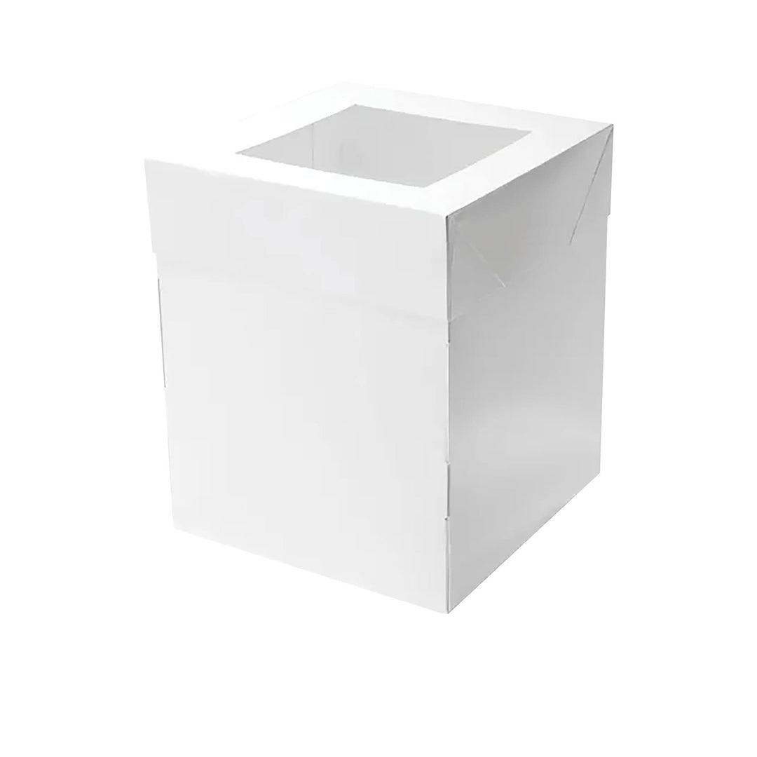 Caja blanca alta con ventana