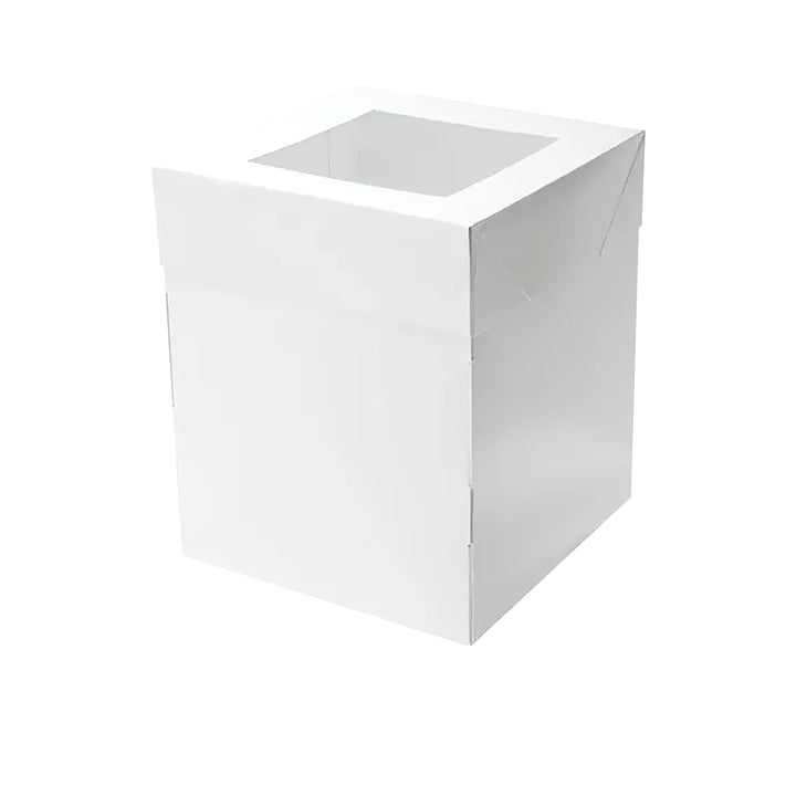Caja blanca alta con ventana